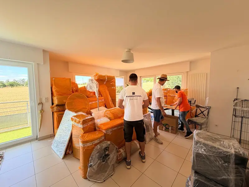 Déménageurs KeeweeMove emballant les affaires d’un salon