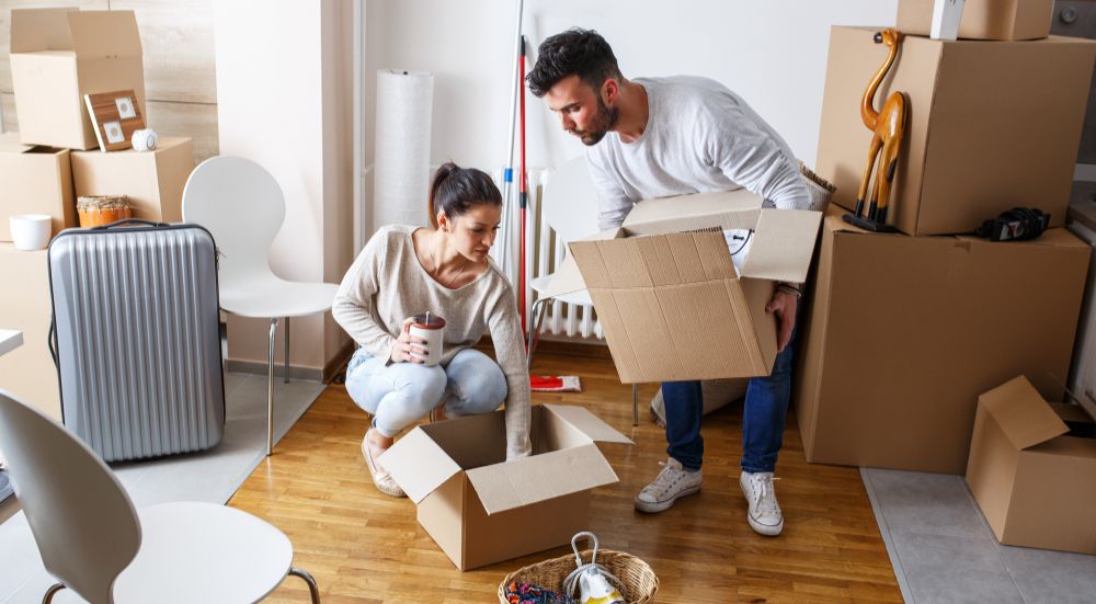 Couple triant des cartons pour optimiser leur déménagement au Luxembourg