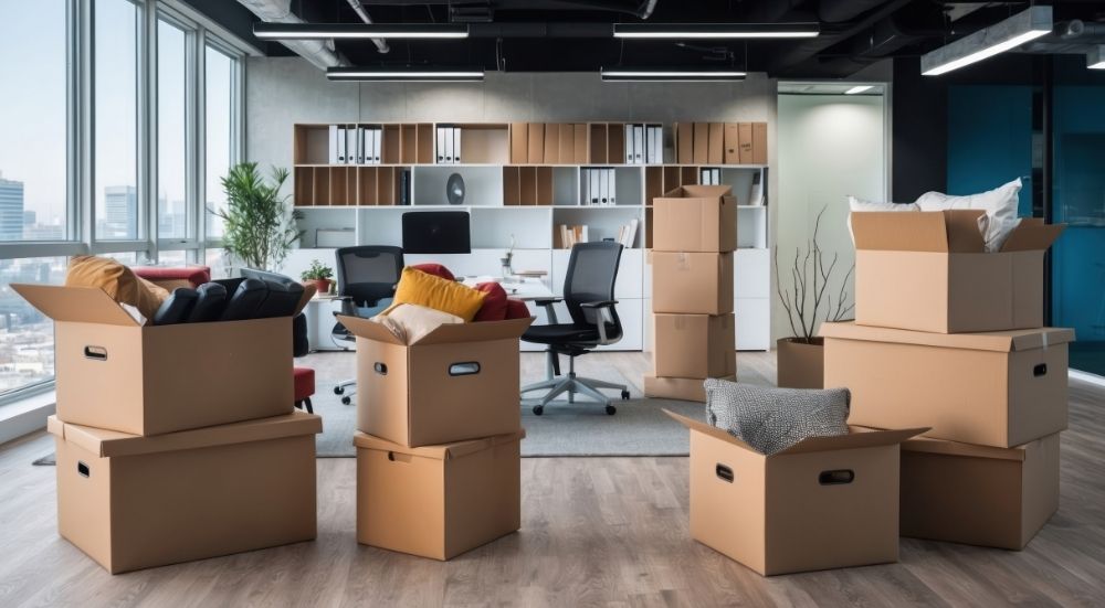 Équipe Keeweemove transportant des cartons lors d’un déménagement d’entreprise